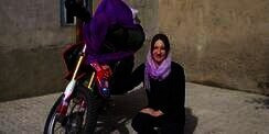 Nenek Cantik Ini Keliling Dunia Naik Motor