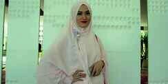 Lyra Virna Kian Cantik Kenakan Gamis