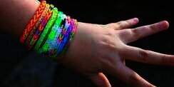 Bahaya Gelang Karet Loom Band: dari Kanker sampai Kebutaan