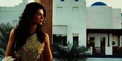 Mantan Miss Universe, Sushmita Sen Baca Surat Al Ashr