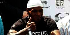 Tolong Korban Tabrakan, Mike Tyson Dapat Sekeranjang Buah