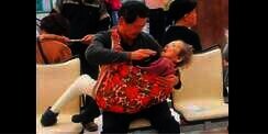 Menggendong Ibu, Wujud Cinta dan Bakti Pria Ini