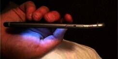 Anak-anak Bengkokkan iPhone 6 di Toko Apple