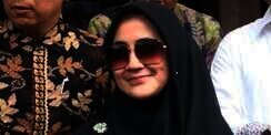 Lihat Istri Uje, Terdakwa Pembakar Rumah Muntah Darah