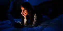 Bahaya Main Ponsel Jelang Tidur