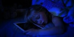 Saat Tidur, Jangan Simpan Ponsel di Bawah Bantal