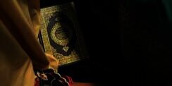 Pamer Foto Injak Alquran Pakai Sepatu, Wanita Ini Ditangkap