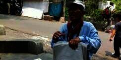 Kakek Renta Tukang Foto Keliling Bikin Haru Sosmed