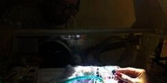 Perjuangan Ayah Hibur Bayi `Sakaratul Maut`