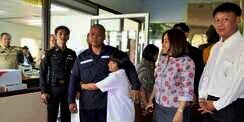 Tukang Sampah Tolak Sumbangan Artis Cantik