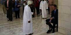 Pangeran Harry Lepas Sepatu Saat Masuk Masjid Megah Oman