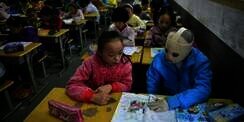Tak Pedulikan Penampilan, Bocah Ini Tetap Masuk Sekolah