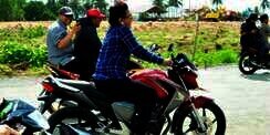 Kumpulan Foto Menteri Susi `Geber` Motor Laki