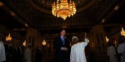Pangeran Harry Terpesona Kemegahan Masjid Sultan Qaboos