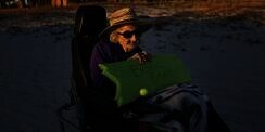 Keharuan Nenek 101 Tahun Pertama Kali ke Pantai