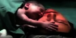 Keajaiban! Bayi Lahir Langsung Peluk Wajah Ibu