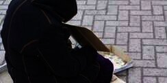 Pengemis Kepergok Pakai iPhone