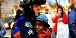 Foto Tangis Ayah-Anak `Sejukkan` Bentrok Rasisme di AS