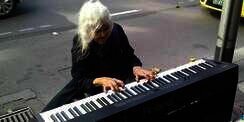 Permainan Piano Nenek 80 Tahun yang Memukau