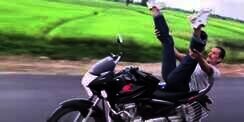 Yoga Menantang Maut di Atas Sepeda Motor