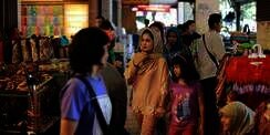 Kesederhaan Istri Cantik Gubernur Termuda di Indonesia
