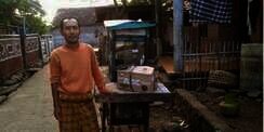 Mimpi Sederhana Penjual Sosis, Perbaiki Rumah Reyotnya