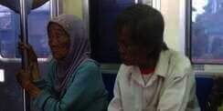 Kakek Misterius Getarkan Hati Penumpang Kereta