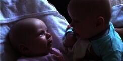 Lucunya, Bayi Kembar Ngobrol Gak Jelas