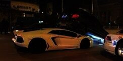 Lamborghini Seruduk Mercy Hingga Nangkring di Kap Mesin
