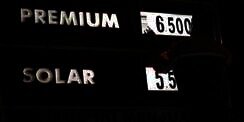 Harga Turun! Premium Rp 6.600/Liter Mulai Tengah Malam Ini 