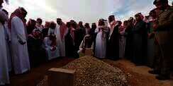 Kagum Pemakaman Sederhana Raja Saudi, Pria Italia Peluk Islam