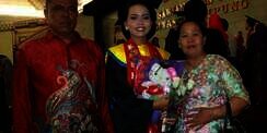 Putri Tukang Tambal Ban Jadi Wisudawati Terbaik