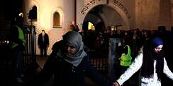 Muslim Norwegia Bentuk Rantai Manusia Lindungi Sinagoge