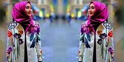 Gaya Andalan Dian Pelangi 'Eksis' di London