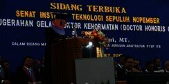 Setelah Terbaik Dunia, Risma Dapat Gelar Doktor Honoris Causa