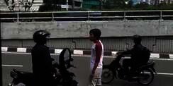 Cara Keren Hadapi Pemotor yang Lawan Arah