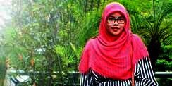 Indah Riyanti: Motif Busana Vertikal Bikin Kurus?