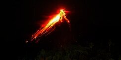 Gunung Karangetang di Sultra Meletus