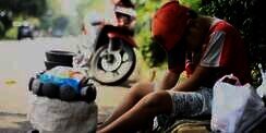 Nasib Bocah Penjual Cobek di Kawasan Elite Ibukota