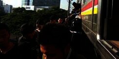 Gangguan Jalur KRL, Penumpang Diturunkan di Tengah Jalan