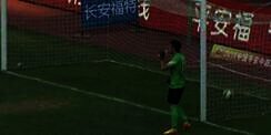 Sibuk Minum, Kiper Biarkan Gawangnya Kebobolan