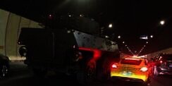 Apes, Porsche Ditabrak Panser Nyelonong