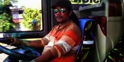 Kisah Sopir Bus Bertampang Sangar yang Bikin Kagum