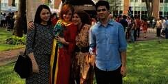 Foto Mengharukan Marshanda Bareng Ibunda Saat Wisuda