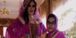 Heboh Busana Muslim `Bling-bling` Syahrini 