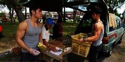 Pesona Penjual Durian Ganteng
