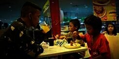 Iba, Tentara Ini Traktir Dua Anak Jalanan Makan di Restoran