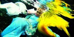 Meriahnya Foto Underwater Hijaber Cantik, Ananda Michiels