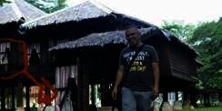 Geger Penampakan Pocong di Jendela Rumah Tua