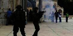 Warga Palestina Bentrok dengan Polisi di Masjidil Aqsa
